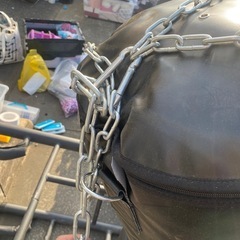 サンドバッグ　美品　吊り下げ式　取り付け用台座付きの画像