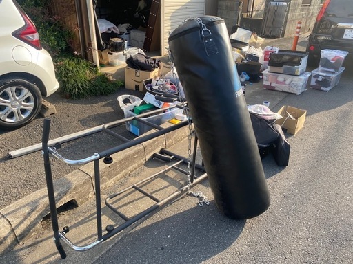 サンドバッグ　美品　吊り下げ式　取り付け用台座付き