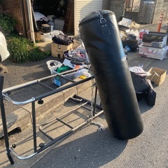 サンドバッグ　美品　吊り下げ式　取り付け用台座付きの画像