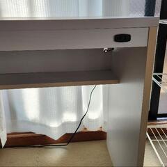 値下げ　GW中　セットがお得　横長の白いデスクの画像