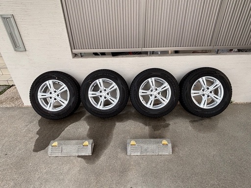 デリカD5スタッドレスタイヤ215/70/R16