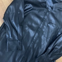 GU フェイクレザー調 シャツの画像