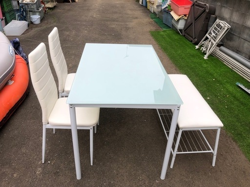 美品❣️ガラステーブルのダイニング4点セット ベンチチェア 人気の白☺️テーブルサイズ120cm×75cm×高さ77cm 美品❣️ガラステーブルのダイニング4点セット ベンチチェア 人気の白