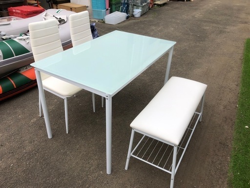 美品❣️ガラステーブルのダイニング4点セット ベンチチェア 人気の白☺️テーブルサイズ120cm×75cm×高さ77cm