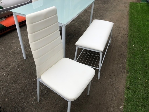 美品❣️ガラステーブルのダイニング4点セット ベンチチェア 人気の白☺️テーブルサイズ120cm×75cm×高さ77cm