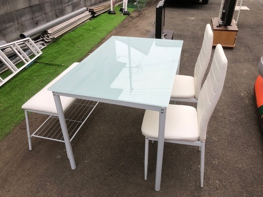 美品❣️ガラステーブルのダイニング4点セット ベンチチェア 人気の白☺️テーブルサイズ120cm×75cm×高さ77cm