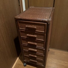 キャスター付き戸棚の画像
