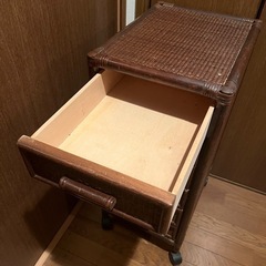 キャスター付き戸棚の画像