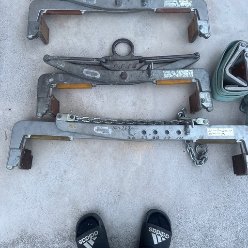 マキノの石材クランプ（石バサミ）とハングのセットです