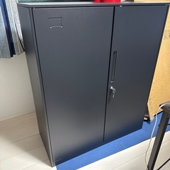 黒い新品キャビネット