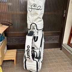 ゴルフバックとアイアンセットの画像