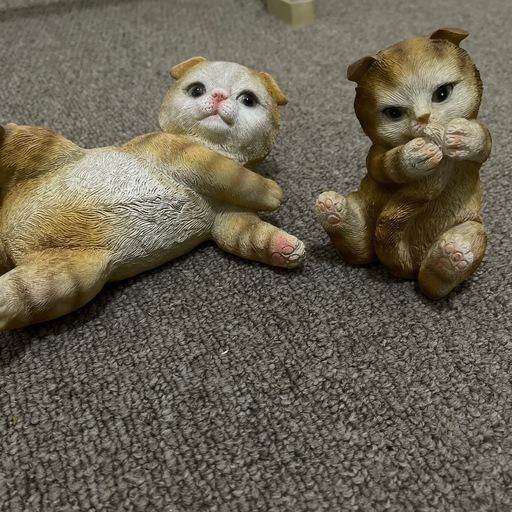 漫画、猫の像、キツネのマスク、ウサギのぬいぐるみ 漫画、猫の像、キツネのマスク、ウサギのぬいぐるみ