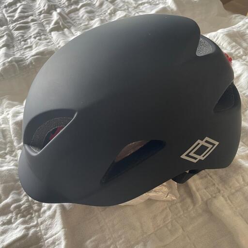 新品・未使用自転車用 ロードバイク スケボー ヘルメット L 新品・未使用自転車用 ロードバイク スケボー ヘルメット L