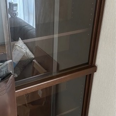 ガラス戸付き本棚