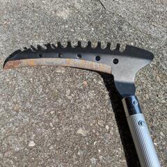 草刈り鎌　長い柄と草を集められるの画像