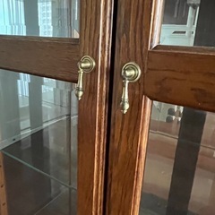 【美品】旭川家具 コレクションボード◇3面ガラス×鏡×ライト付き◇みなとみらい引き取り希望（価格応相談） の画像