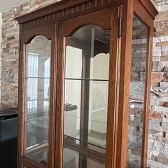 【美品】旭川家具 コレクションボード◇3面ガラス×鏡×ライト付き◇みなとみらい引き取り希望（価格応相談） の画像