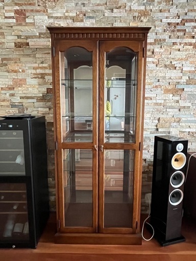 【美品】旭川家具 コレクションボード◇3面ガラス×鏡×ライト付き◇みなとみらい引き取り希望（価格応相談）