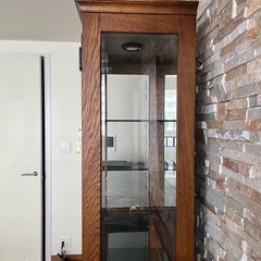 【美品】旭川家具 コレクションボード◇3面ガラス×鏡×ライト付き◇みなとみらい引き取り希望（価格応相談） の画像