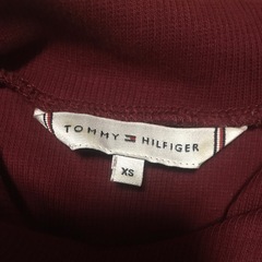 TOMMY HILFIGER トップスの画像