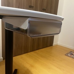 白ラウンド型ダイニングテーブルの画像
