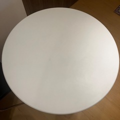 白ラウンド型ダイニングテーブルの画像