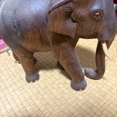 木彫の象の画像