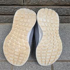 アディダスジュニアスニーカーの画像
