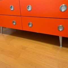 オレンジのチェストの画像