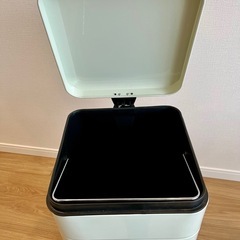 ⭐︎引取り限定⭐︎ ペダル式 ゴミ箱 30L スチール製 ゆっくり閉まるタイプ レトロデザイン オフホワイトの画像