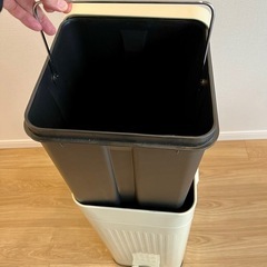 ⭐︎引取り限定⭐︎ ペダル式 ゴミ箱 30L スチール製 ゆっくり閉まるタイプ レトロデザイン オフホワイトの画像