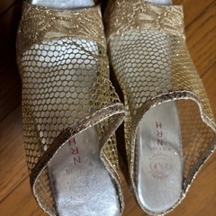 美品！23.5ゴールドヒールサンダルの画像