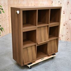 ≪zyt2079ジ限≫ ディスプレイラック 本棚/マガジンラック 幅115cm 奥行40cm 高さ120cm 3x3/9マス/6枚扉 シェルフ/飾り棚/フラップ扉/ディスプレイ扉/おしゃれ/中古家具/宮城県仙台市 70329-06の画像