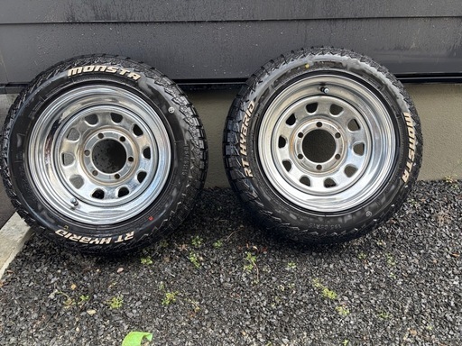 ブロックタイヤ付き6穴ホイール