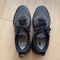 新品箱無しnewbalance スニーカー 黒 22.5cmの画像