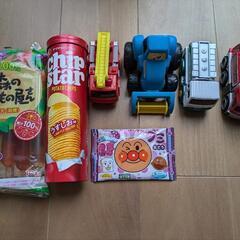 自動車のおもちゃとお菓子のセット