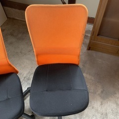 事務椅子 キャスター付き オレンジの画像