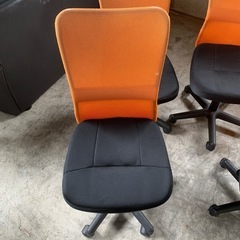 事務椅子 キャスター付き オレンジの画像