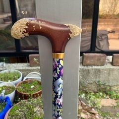 花柄デザイン木製グリップ付き杖の画像
