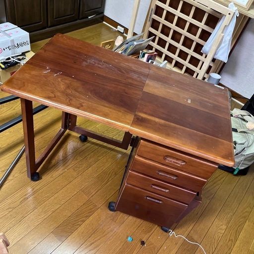 キャスター付き　子供机