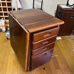 キャスター付き　子供机の画像