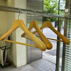 木製高級ハンガーの画像