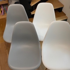 イームズチェア4脚の画像