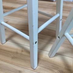 白いスツール2個の画像