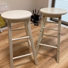 白いスツール2個