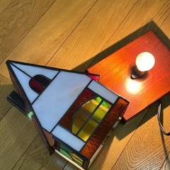 ステンドグラスの赤い家照明機器の画像