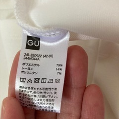 GU ホワイト　トップスの画像
