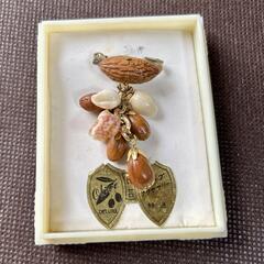 オリーブの種　貝殻　ブローチ　民芸品　Ｈ