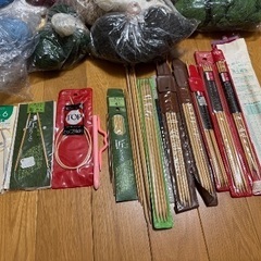 毛糸、編針、鍵針、輪針等の編み物用具一式の画像