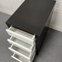 木製引き出し棚の画像